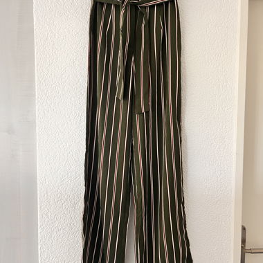 Pantaloni a righe verdi con cintura da annodare