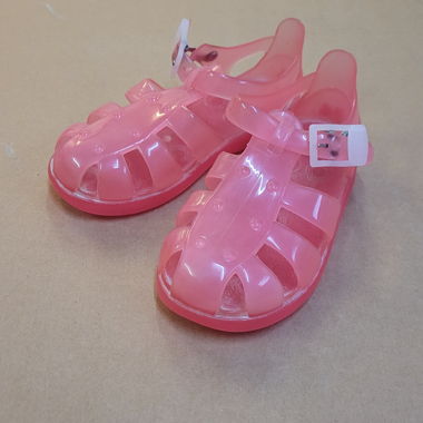 Sandales roses en plastique