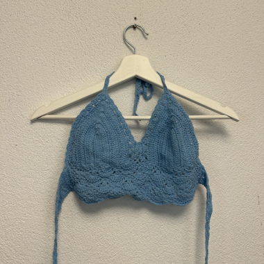 Haut court bleu au crochet