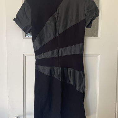 Robe noire avec empiècement cuire