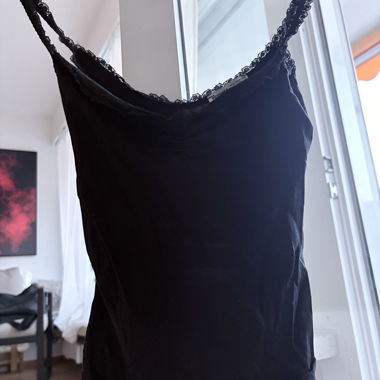 Haut en dentelle noire
