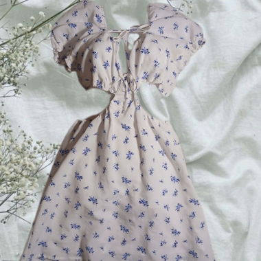 Robe ouverte sur les côtés