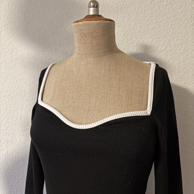 Geripptes Oberteil mit Square Neck
