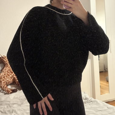 Schwarzer Strickpullover