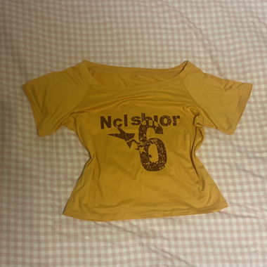 T-shirt jaune à porter sur l’épaule