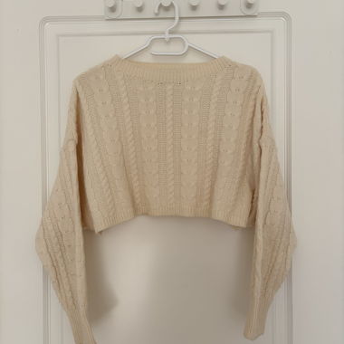 Beige cropped sweater from Stradivarius