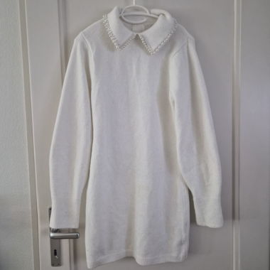 Weisser Strickkleid-Pullover mit Perlenkragen