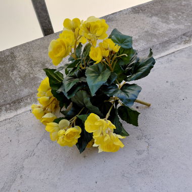 Küenstliche gelbe Blumendeko