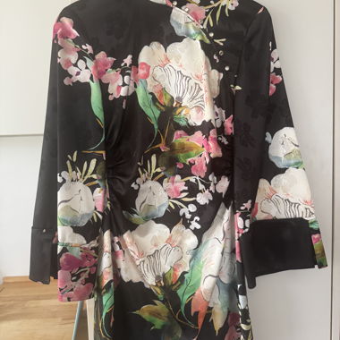Schwarzes Satin-Minikleid mit Blumenmuster