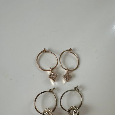 pair of 2 earrings 