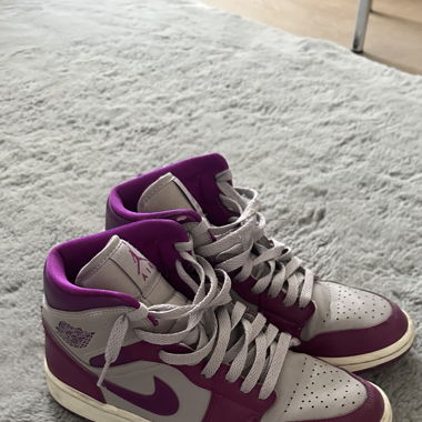 Jordan 1 Mid Lila Grau