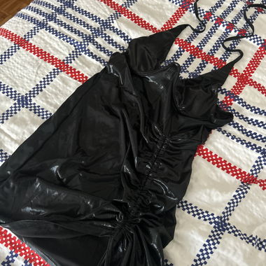 Schwarzes Kleid mit Leder-Effekt