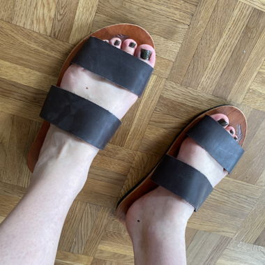 Braune Leder-Sandalen mit zwei Riemen