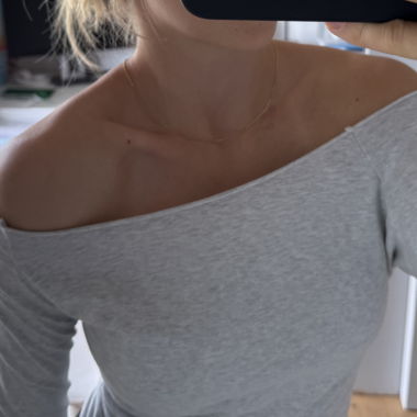 Brandy Melville off-shoulder top
