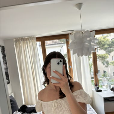 Weisse Bluse mit Spitzen-Muster