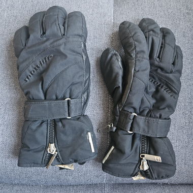 Schwarze Skihandschuhe