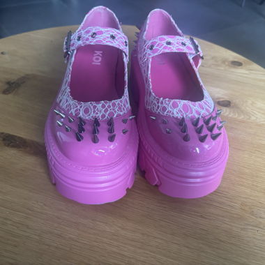 Chaussures à plateforme roses avec des pics