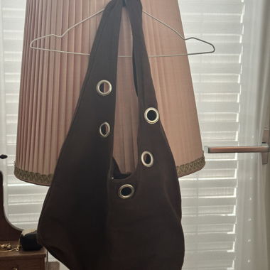 Borsa hobo marrone con occhielli