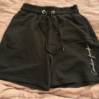 Schwarze Shorts mit Kordelzug