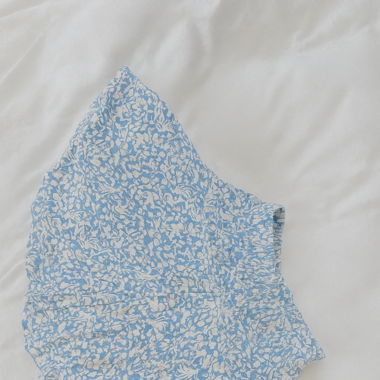 Blau, weisser Hosenrock in Blumenmuster