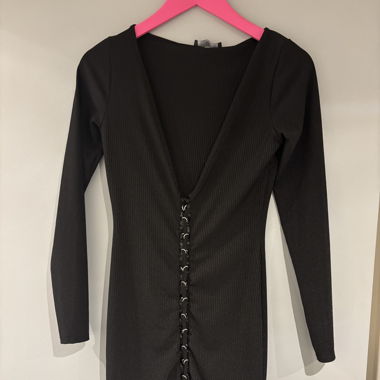Coctailkleid mit tiefem Ausschnitt