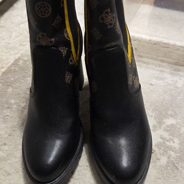 GUESS Damen Stiefeletten mit Blockabsatz