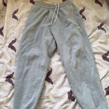 Nike Solo Swoosh Grau
