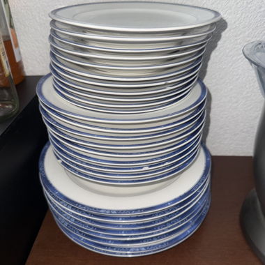 Set aus weissen und blauen Tellern