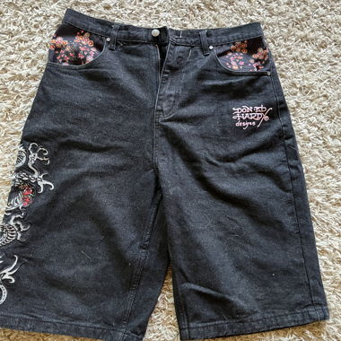 schwarze Ed Hardy Denim-Jorts mit rosa Stickerei