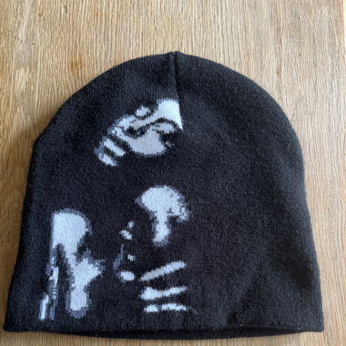Beanie mit Frau drauf