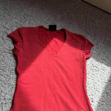 Rotes Top mit Schrift „All Stars“ 