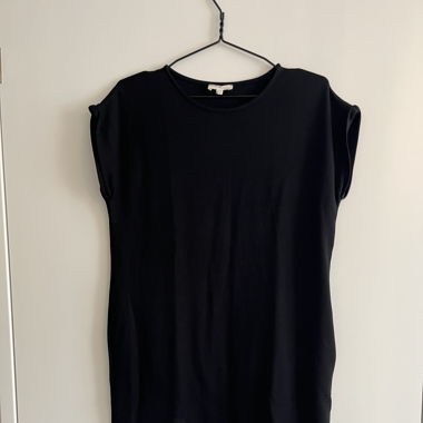 Schlichtes schwarzes Kleid