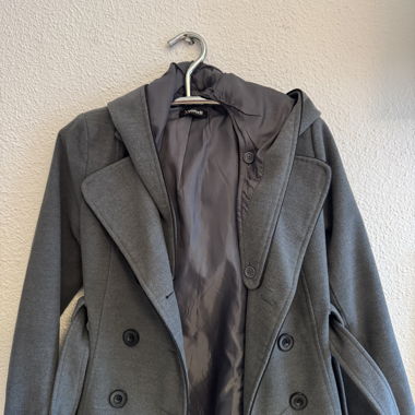 Manteau gris à capuche