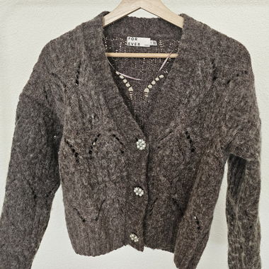 Gilet en maille marron avec boutons perlés