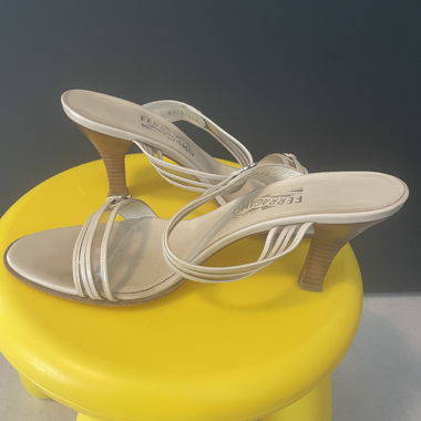 Sandali con tacco in pelle beige Ferragamo 41