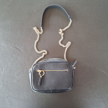 Piccola borsa a mano nera e dorata