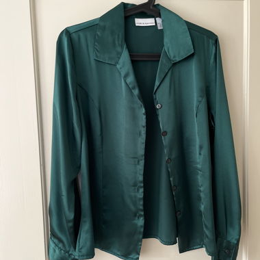 Blouse en satin verte avec boutons