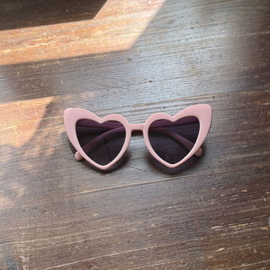 Herzfoermige Sonnenbrille rosa