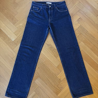 Dunkelblaue Denim-Jeans mit Gebrauchsspuren