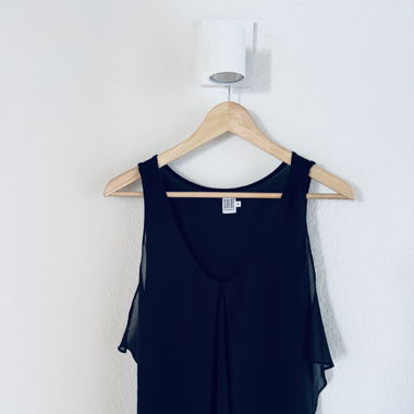Fliessendes schwarzes Top mit Volant-Details