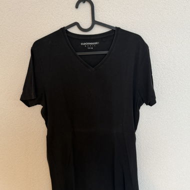 T-shirt nero con scollo a V
