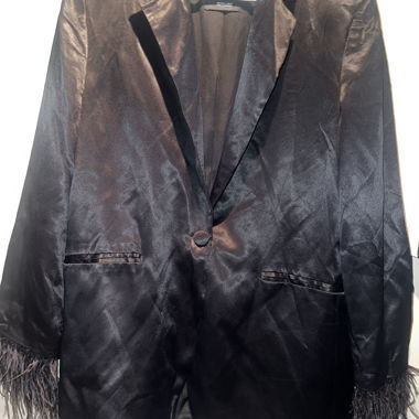 Blazer noir élégant avec détails en plumes