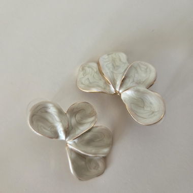 Ohrringe mit Perleffekt-Blume