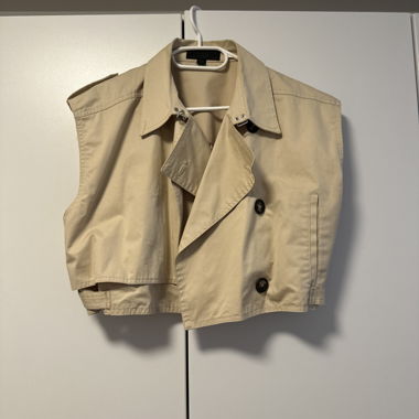 Beige sleeveless trench coat