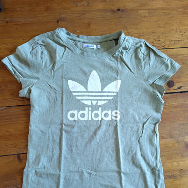 Hellgrünes Adidas Tshirt