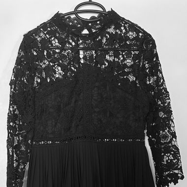 Schwarzes Kleid mit Blumenspitze
