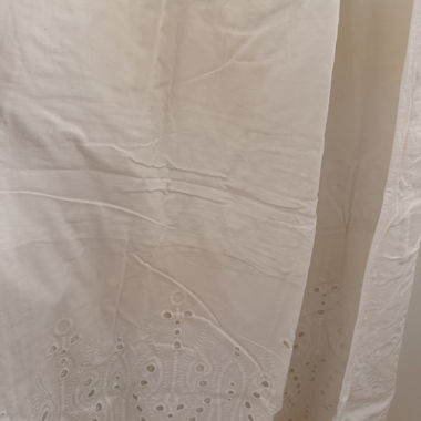 Abito lungo bianco con spalline sottili e pizzo traforato
