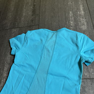 Blaues Sportshirt