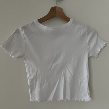 Weisses Croptop mit Stick