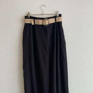 Schwarze Hose mit weitem Bein und Gürtel